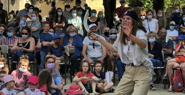 photo  artistes et spectateurs sont dans la rue tout le week-end à la ferté-bernard.  &copy;  le maine libre 