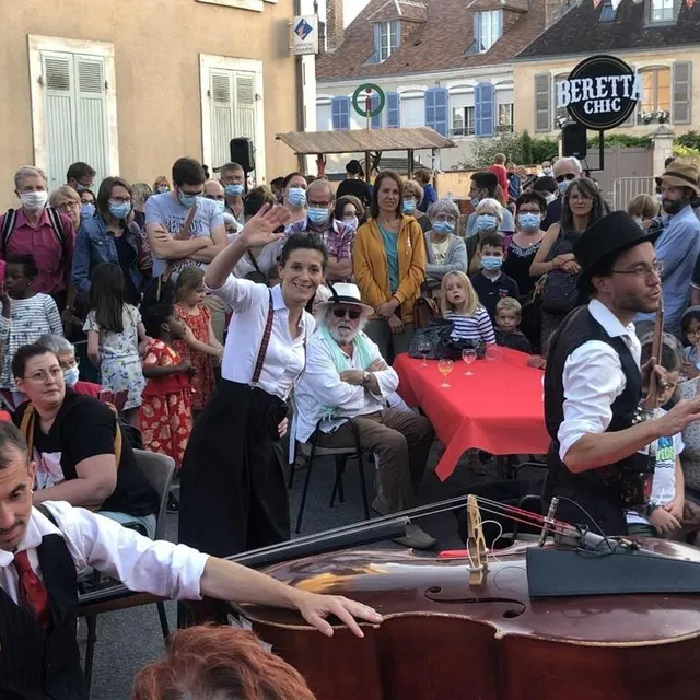 photo artistes et spectateurs sont dans la rue tout le week-end à la ferté-bernard.  ©  le maine libre
