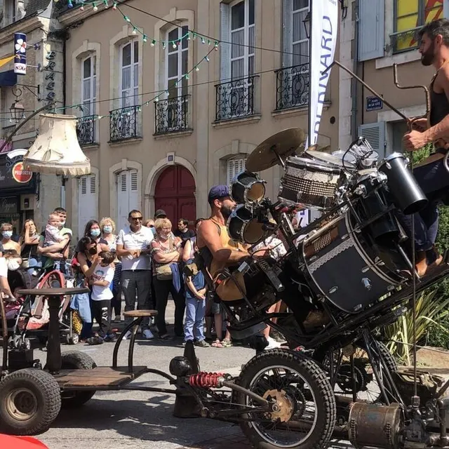 photo artistes et spectateurs sont dans la rue tout le week-end à la ferté-bernard.  ©  le maine libre