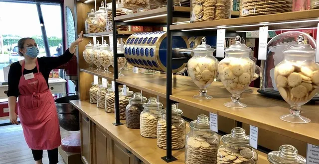 photo  la sablésienne compte une trentaine de recettes de biscuits différentes. ici présentées par camille plouzennet.  &copy;  ouest-france 