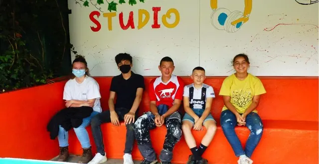 photo  mitsu, manon, florine, siméo et maxime ont travaillé pendant une semaine pour restaurer un abri de bus, le transformer en centre d’information pour les jeunes et gagner un peu d’argent de poche.  &copy;  ouest-france 