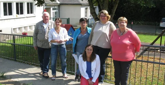 photo  francis boussion, maire, et natacha longeray, présidente du sivos de la vallée des moulins de l’etangsort, entourés du personnel de l’école et de la cantine.  &copy;  ouest-france 