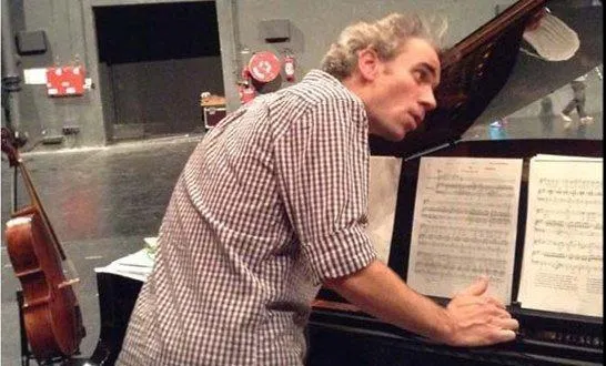 photo  martin moulin, chef de chœur.  &copy;  offrandes 