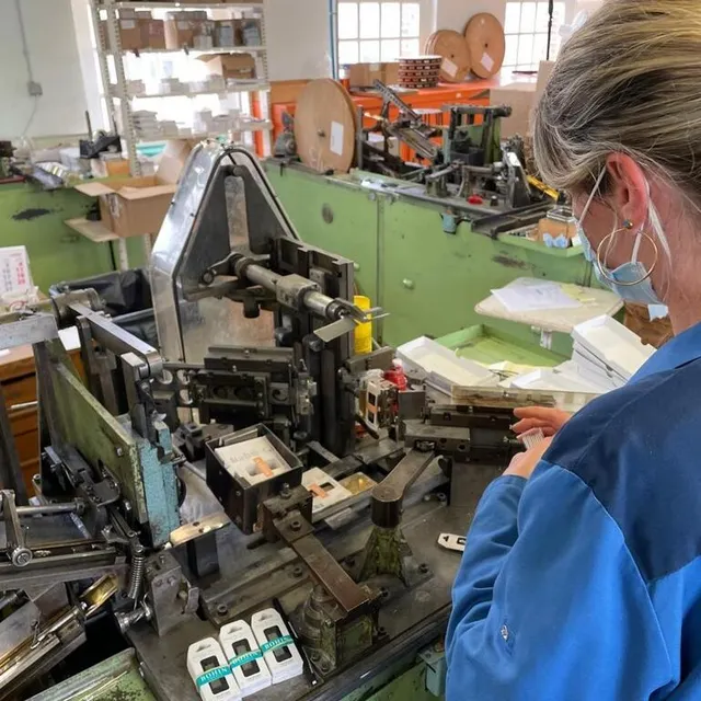 photo en fin de chaîne, cette employée se charge de mettre les aiguilles dans les nouveaux emballages bohin, qui participent au rajeunissement de l’image de l’entreprise.  ©  ouest france