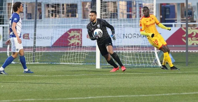 photo  solide sur la ligne de but, brice cognard, gardien de l’us avranches (manche, national), permet aux siens de ramener le point du nul de créteil (val-de-marne), en ouverture de la saison 2021-2022.  &copy;  archives jean-louis rault 