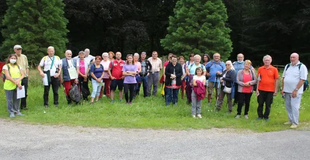 photo  sisilia coupeau, à gauche, a accompagné une trentaine de marcheurs dans le périmètre du rond de croix-samson.  &copy;  le maine libre 