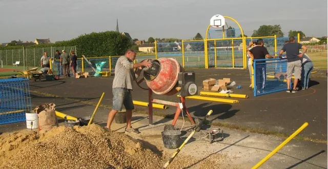 photo  les bénévoles posent la clôture du city-stade, à côté du court de tennis.  &copy;  ouest-france 