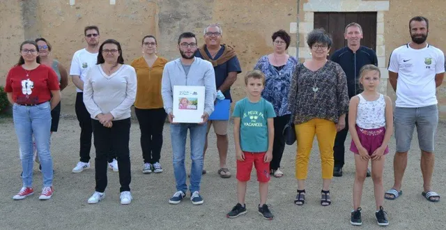 photo  un groupe de bénévoles motivés autour de johnny vannier.  &copy;  le maine libre 