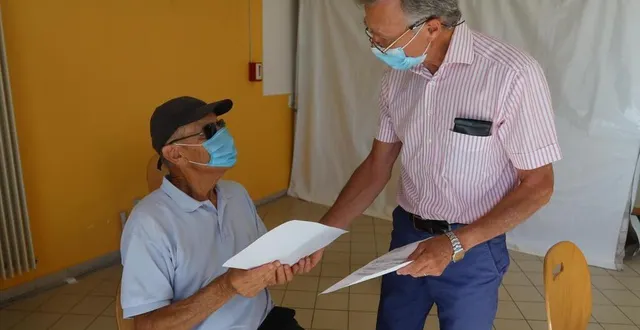 photo  jean reçoit son attestation de troisième dose de vaccin, des mains d’un médecin du centre de vaccination de coulaines.  &copy;  photo le maine libre 