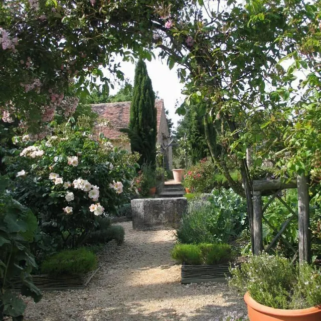 photo le manoir des sourches offre son magnifique jardin médiéval à la curiosité des visiteurs.  ©  photo le maine libre