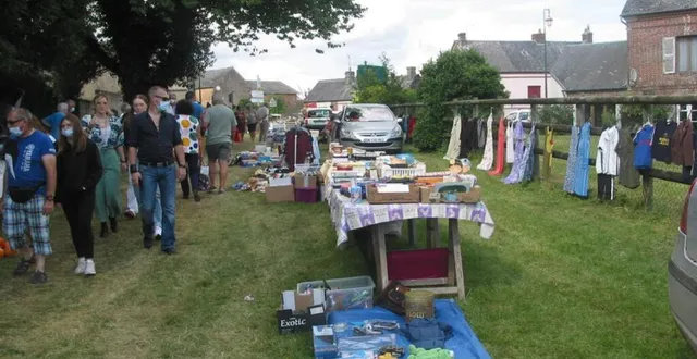 photo  belle affluence au vide-greniers pendant les deux jours.  &copy;  ouest-france 