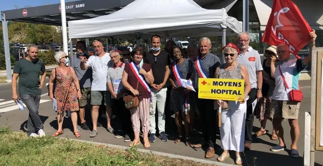 photo  les militants de la fédération sarthoise du pcf ont manifesté devant l’entrée de l’hôpital.  &copy;  bruno mortier 