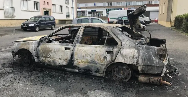photo  neuf véhicules ont été la proie des flammes à flers et la selle-la-forge, vendredi 28 mai 2021. archives ouest-france  &copy;  ouest france 