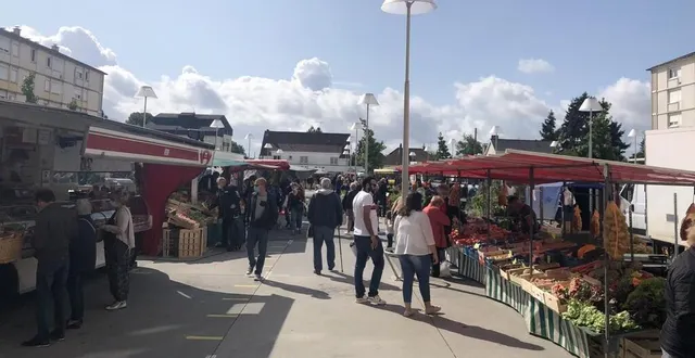photo  le marché de courteille d’alençon (orne), situé place du point-du-jour, attire beaucoup de monde les dimanches d’été.  &copy;  ouest-france 