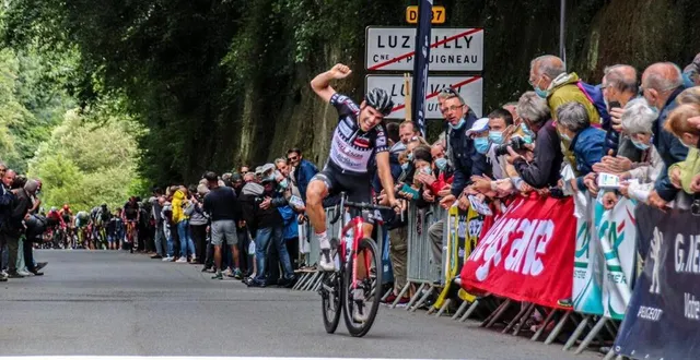 photo  le bonheur de johan le bon, vainqueur de la 3e étape de l’estivale bretonne, et nouveau maillot jaune.  &copy;  ouest-france 