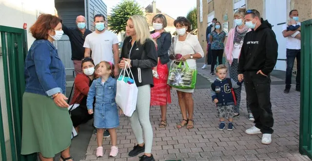 photo  parents et enfants sont accueillis par la directrice et les enseignants.  &copy;  le maine libre 