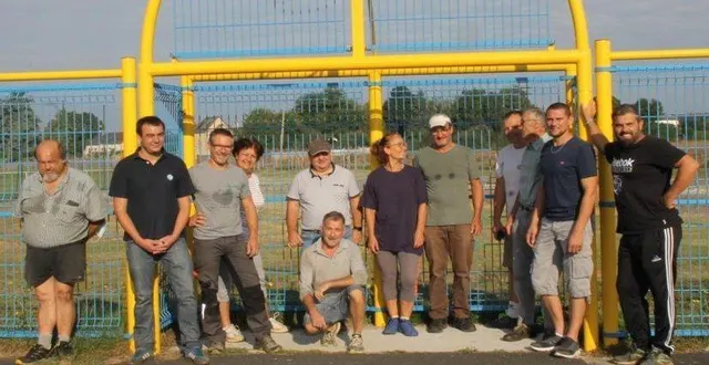 photo  l’équipe de la finition avec cédric forgeard (à droite).  &copy;  le maine libre 