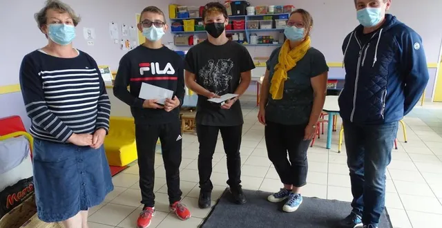 photo  des mais d’agnés verdier thibault et ethan ont reçu leur enveloppe en présence de sandrine et yohan.  &copy;  le maine libre 