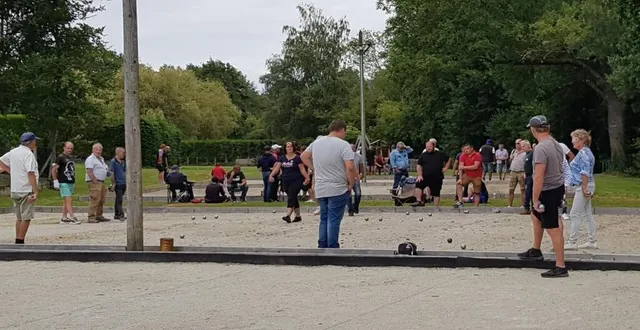 photo  la pétanque a attiré.  &copy;  le maine libre 