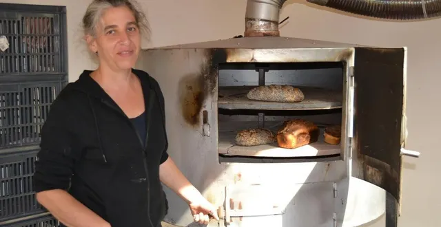 photo  marianne beaunis cuit son pain deux fois par semaine avec le bois de la propriété.  &copy;  le maine libre 