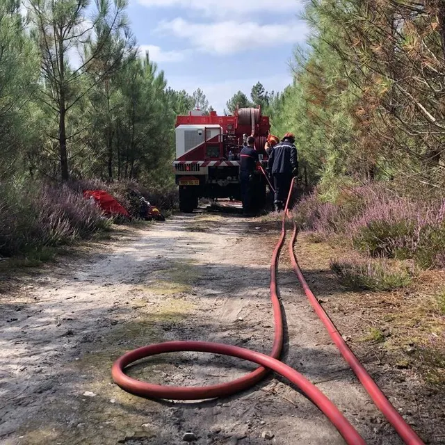 photo deux groupes intervention feux de forêt, soit huit véhicules, ont été engagés dans une parcelle boisée de l’arche de la nature, à changé.  ©  le maine libre