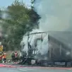 photo  un poids lourd a pris feu sur la borne d’arrêt d’urgence après un accident matériel. 