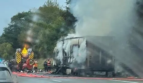 photo  un poids lourd a pris feu sur la borne d’arrêt d’urgence après un accident matériel.  &copy;  internaute 