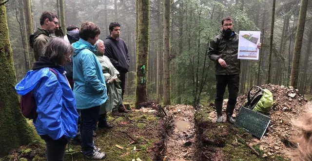 photo  nicolas blanchard fait découvrir au public ses recherches sur l’exploitation du charbon de bois en forêt d’écouves.  &copy;  ouest-france 