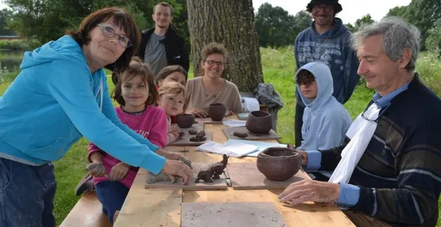 photo  a l’écluse de beffes, une dizaine de personnes a participé à l’atelier modelage sous la houlette de katy barrault.  &copy;  le maine libre 