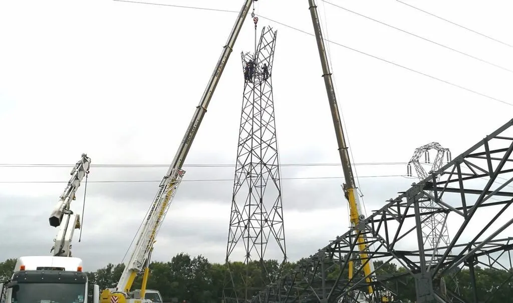 La VilleèsNonais. Remplacement des pylônes de la ligne haute tension