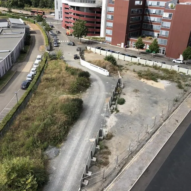 photo la future tour en bois sera érigée dans ce triangle encore en friche du quartier novaxud, entre le tout nouveau bâtiment cade et la maison d’accueil spécialisée pour des patients de l’hôpital du mans (à gauche) et juste à côté du futur campus universitaire.  ©  photo le maine libre