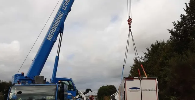 photo  un camion coincé dans le fossé, en bordure de l'a11, a été relevé ce jeudi 9 septembre 2021.  &copy;  vinci autoroutes 