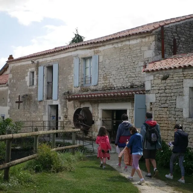 photo la maison de la meunerie fait tourner un moulin à eau qui produit de la farine.  ©  ouest-france