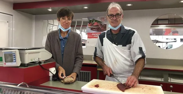 photo  les clients n’hésitent pas à venir de loin pour s’approvisionner auprès de la boucherie chevaline de sylvie et franck albert, sur le marché de la flèche.  &copy;  ouest-france 
