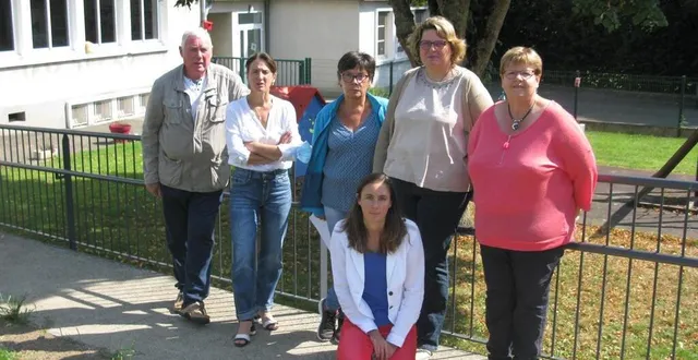 photo  francis boussion maire de courdemanche, natacha longeray présidente du sivos et l’équipe de la cantine scolaire.  &copy;  le maine libre 