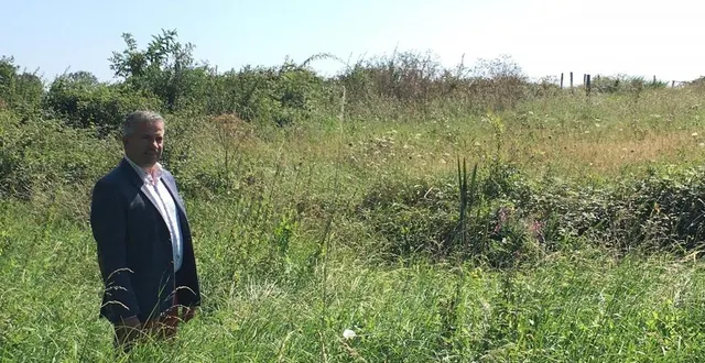 photo  le maire eric bourge, dans le futur verger communal.  &copy;  le maine libre 