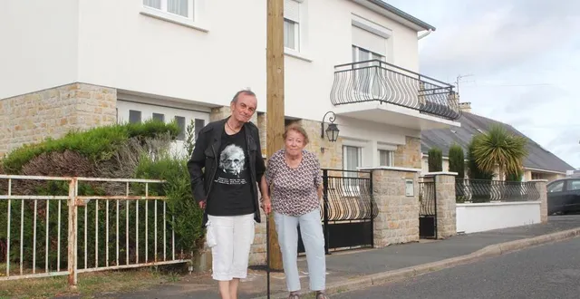 photo  jean-yves martin-madec et joëlle besson ont vu d’un très mauvais œil l’installation de poteaux devant leur maison.  &copy;  le maine libre 