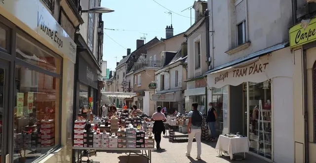 photo  un premier grand déballage des commerçants de sablé-sur-sarthe (sarthe) a eu lieu vendredi 11 puis samedi 12 juin 2021.  &copy;  ouest-france 