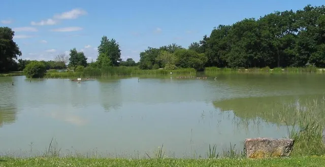 photo  en toute saison, le plan d’eau du bois meunier peut se découvrir, à 2 km du centre-bourg de sauzé-vaussais.  &copy;  co 