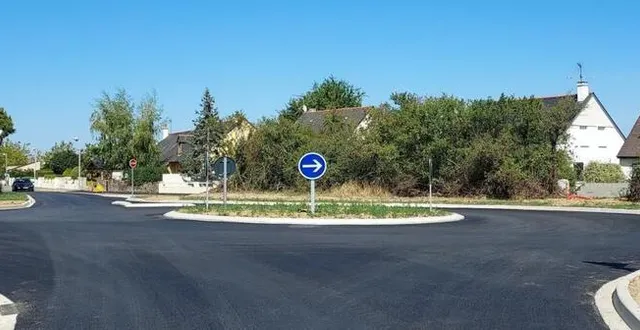 photo  le giratoire créé sur la rd 127 en direction de vauchrétien est maintenant terminé. il permet l’accès principal, à gauche, vers le futur lotissement qui accueillera, à terme, 144 logements, tout en sécurisant l’entrée de l’agglomération pour les riverains.  &copy;  ouest-france 