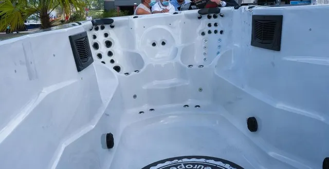 photo  chez aid’eau, le spa de nage est impressionnant et attire la curiosité.  &copy;  le maine libre – denis lambert 