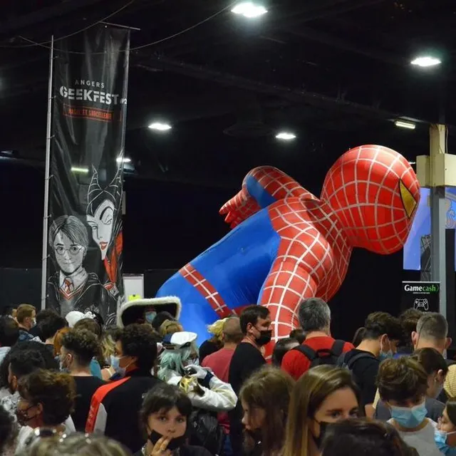 photo la structure gonflable de superman semble survoler la foule, au parc des expositions.  ©  ouest-france.
