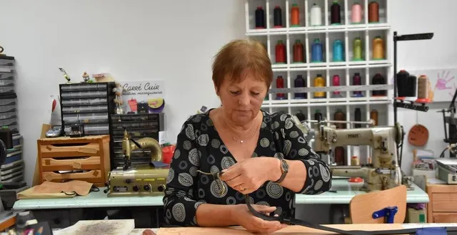 photo  catherine ecobichon examine une ceinture dont elle doit changer la boucle.  &copy;  ouest-france 