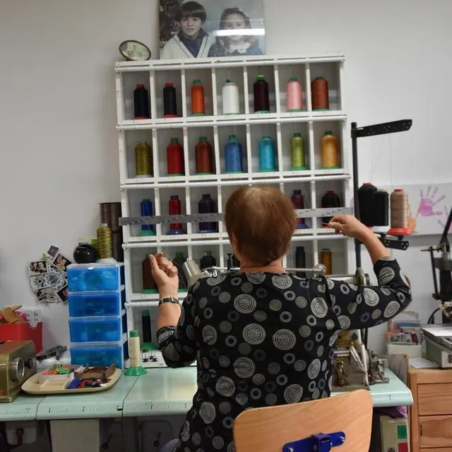 photo catherine ecobichon sur sa machine à coudre.  ©  ouest-france