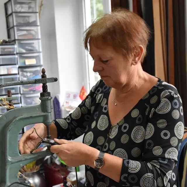 photo catherine ecobichon change la boucle d’une ceinture.  ©  ouest-france