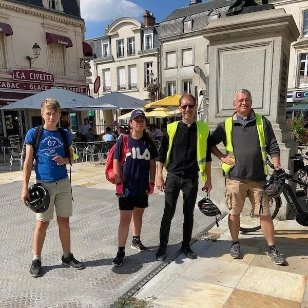 photo c’est à vélo que le père du halgouët a rallié la flèche le 1er septembre.  ©  paroisse la flèche