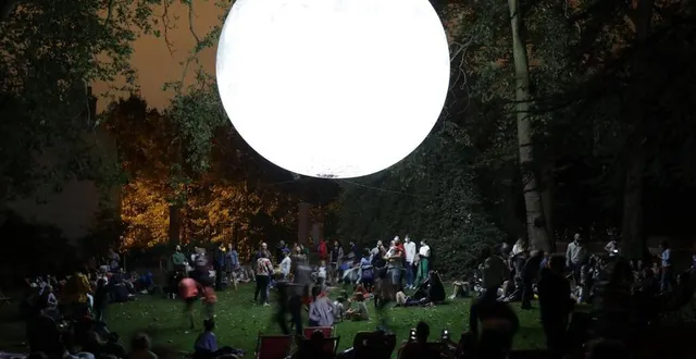 photo  le parc a été littéralement pris d’assaut pour voir cette lune de 7 m. une belle surprise.  &copy;  ouest-france 