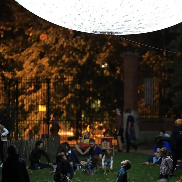 photo les enfants ont été littéralement scotchés par la lune de luke jerram, qui a atterri à tessé ce week-end.  ©  ouest-france