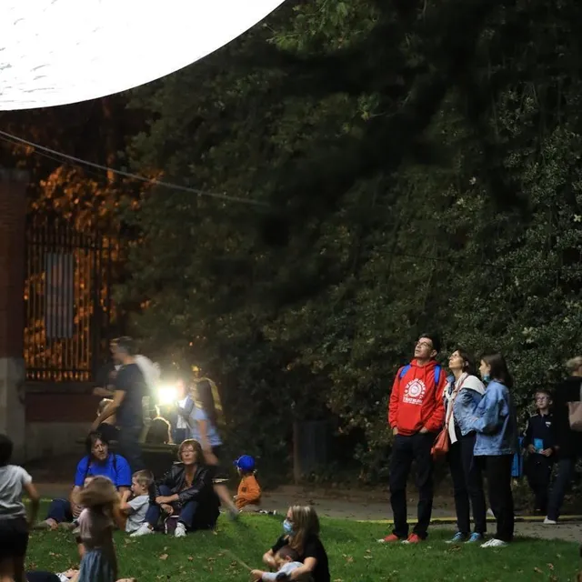 photo les enfants ont été littéralement scotchés par la lune de luke jerram, qui a atterri à tessé ce week-end.  ©  ouest-france