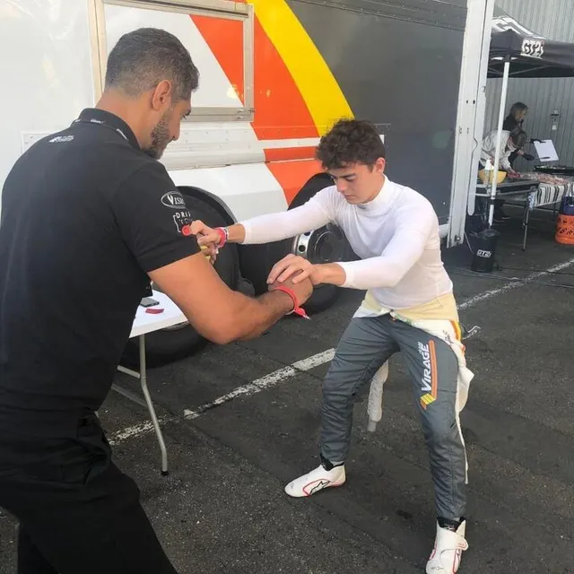 photo nourdine kallay prépare mathis poulet avant sa course.  ©  le maine libre